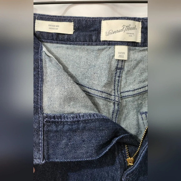 Universal Thread Women's Vintage Midi Short Size 14/32R Dark Wash Raw Roll Tab - Picture 3 of 6